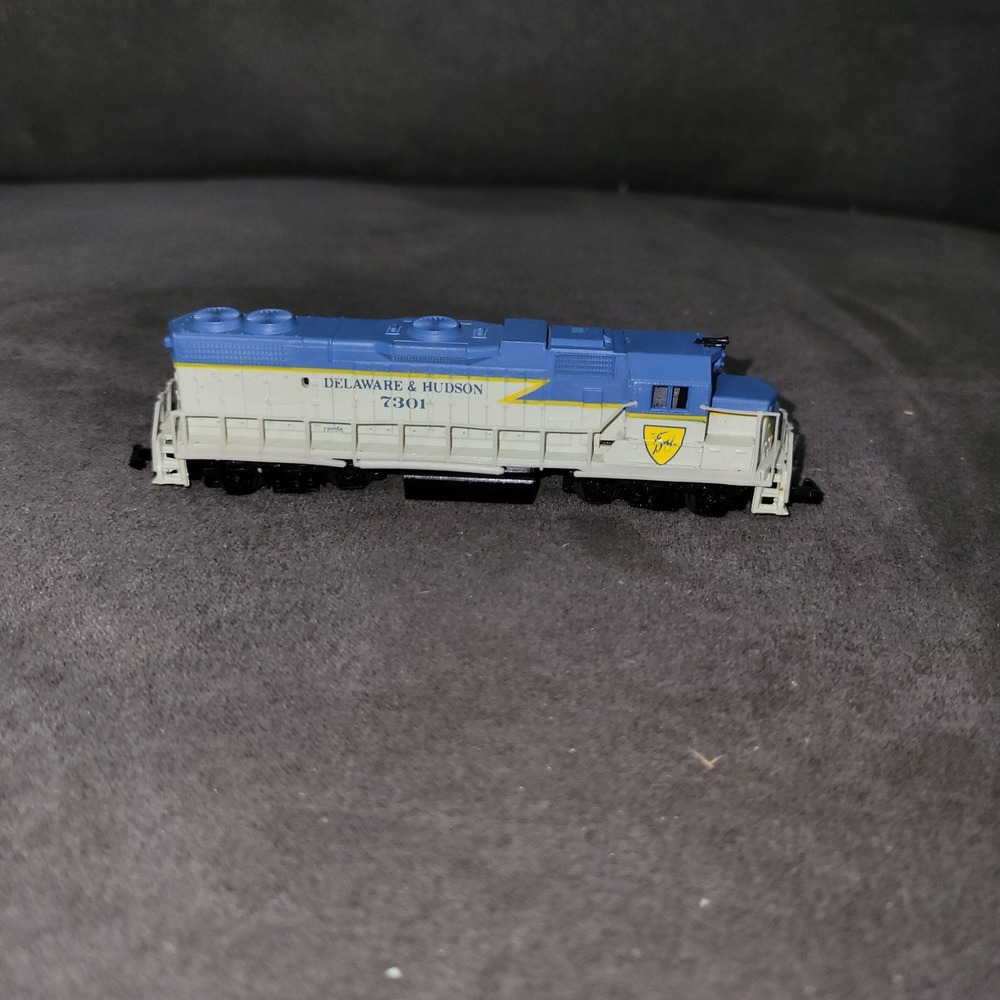 N Life-Like 7848 GP38-2 D&H Locomotive #7301 UNTESTED